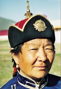 Under den &aring;rlige Nadaam-festivalen (Mongolias nasjonale festdag, som varer i tre dager) konkurreres det i bueskyting, riding&hellip;