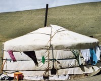 Ger &ndash; nomadenes tradisjonelle telt, er reist over et enkelt system av trespiler, isolert med flere lag tovet ull og trukket&hellip;