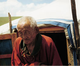 Den sterke solen f&oslash;rer til katarakt/maculadegenerasjon hos mange eldre. Denne mannen er blind. Gobi&oslash;rkenen er den eneste&hellip;