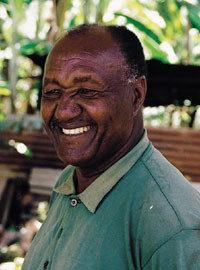 Mr. Babuel Lyimo, som har skrevet boken From smallpox to AIDS, hjemme i shambaen i Marangu, ved foten av Kilimanjaro