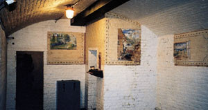 Usprengte fjellhaller, dystre og fuktige, men livet opp med malerier. Alle foto &Oslash;ivind Larsen 2001