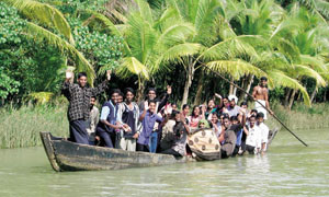 Kerala er tett befolket. Vi gjettet p&aring; at dette kanskje er en skoleklasse p&aring; tur? Alle foto ved Fagutvalget
