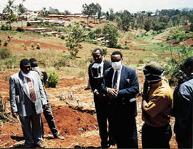 Dresskledde leger ved den umerkede massegraven. Begge foto privat