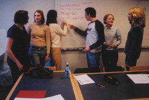 Medisinsk l&aelig;ring 2001. Diskusjonen g&aring;r ofte livlig i seminarrommene i Domus Medica i Oslo n&aring;r PBL-gruppene er samlet. Her&hellip;