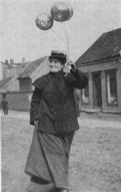 Familien Igelsrud markerte seg p&aring; flere m&aring;ter. Her selger Igelsruds kone, &laquo;Helen&raquo; Merileas Storjohann, ballonger til inntekt&hellip;