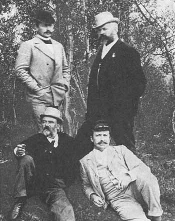 Kristian Igelsrud sammen med venner. Bak fra venstre: Dr. Igelsrud, apoteker Paulsen. Foran fra venstre: Kunstmaler Johansen&hellip;