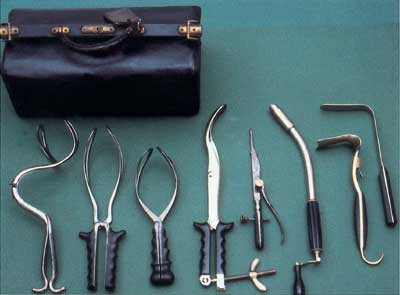 Figur 3   F&oslash;dselshjelp kunne v&aelig;re dramatisk i felten, og legen m&aring;tte ha gode ferdigheter med bruken av instrumenter. Foto&hellip;