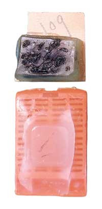 Figur 5  &Oslash;verst en parafinblokk med vev fra 1930, nederst en parafinblokk fra 2002