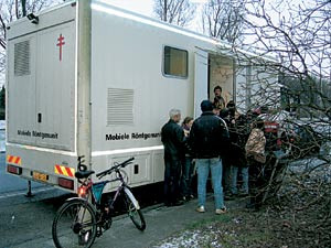 Metadonbrukere utenfor tuberkulosebussen i Rotterdam. Alle foto T.W. Steen