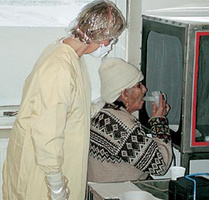 En pakistansk kvinne puster inn en aerosol av hypertont saltvann. Det stimulerer hosterefleksen og fremkaller indusert&hellip;