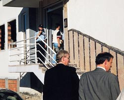 Inngangen til Centre for Human Rights i Diyarbakir voktes av politiet. Foto B.O. Hoftvedt