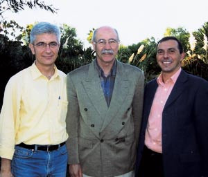 I midten, Yavus &Ouml;nen, arkitekt og leder av Human Rights Foundation of Turkey, flankert av legene Co kun&Uuml;sterci, og Metin&hellip;