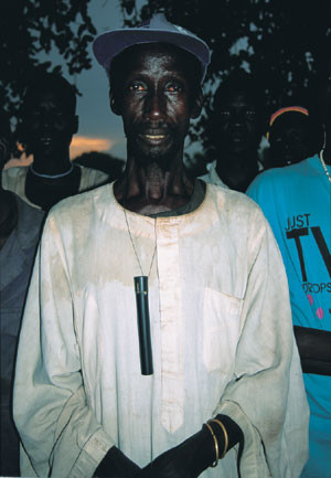 En stolt, velutstyrt herre b&aelig;rer her et suger&oslash;rsfilter, sannsynligvis klok av skade.