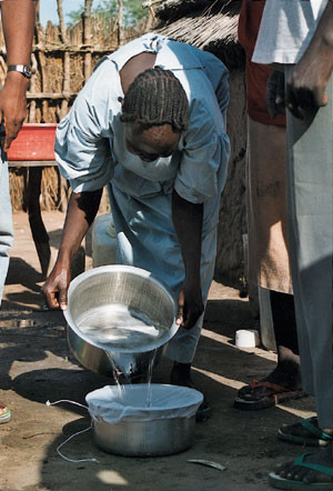 Filtrering av vann er det viktigste tiltak for &aring; unng&aring; smitte av guineaorm.