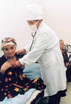 Legen Reymov Birdiebek arbeider p&aring; tuberkulosesykehuset i Muynak. Begge foto Petter Hveem