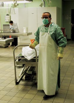 Obduksjonspreparant Geir Arne Egeland bidrar til &aring; holde en sterk tradisjon i hevd