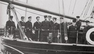 Figur 2  Wilson, Shackleton, Koettlitz og Scott (nr. 1, 2, 5 og 7 fra venstre) p&aring; akterdekket av Discovery i 1901 (15)