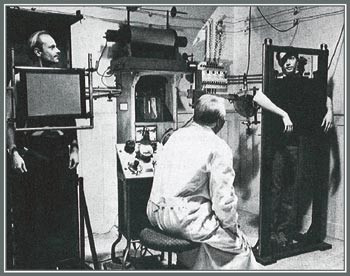 Figur 3  Fra r&oslash;ntgenlaboratoriet. Fra filmen Zauberberg ved Hans W. Geissend&ouml;rfer 1982