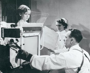 Figur 2  &laquo;R&oslash;ntgenapparatet er en fantastisk ting,&raquo; kommenteres det i filmen. Gjengitt med tillatelse fra Norsk Filminstitutt