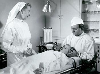 Figur 3  Anestesilege Otto M. Mollestad (1908&thinsp;&ndash;&thinsp;73) gir narkose. Gjengitt med tillatelse fra Norsk Filminstitutt