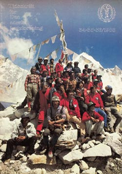 I 1986, da Ole K. Harlem (1917&ndash;2003) var redakt&oslash;r, prydet den norske Mount Everest-ekspedisjonen fra &aring;ret f&oslash;r &laquo;julenummeret&raquo;&hellip;