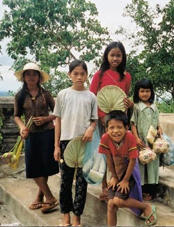 Barn med kurver, vifter og lotusblomster for salg. Foto Marit Hafting