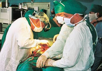 Harald Lindberg opererer Olga, assistert av Igor Chernov og Victor Eremeev. Begge foto Steinar Solberg