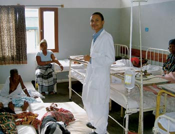 Assistentlege Helder under visitten. De to sittende kvinnene er p&aring;r&oslash;rende og hjelpere