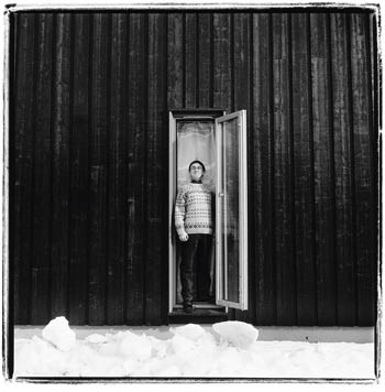 En lege og en fotograf reiser rundt i landet for &aring; portrettere leger.