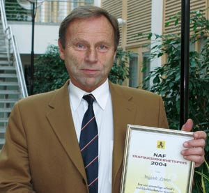 Inggard Lereim viser frem trafikksikkerhetsprisen han har mottatt. Foto Alf T. B&oslash;hler, Ullev&aring;l universitetssykehus