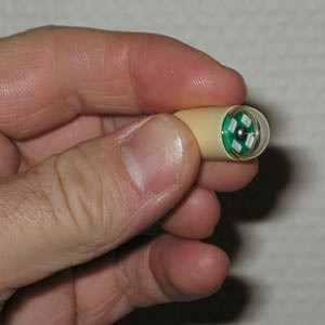 Figur 1  Kapselen m&aring;ler 11 x 26 mm og svelges med et glass vann