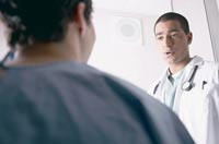 Trass i spr&aring;kproblemer &oslash;nsker f&aring; samisktalende &aring; bruke tolk hos legen. Illustrasjonsfoto