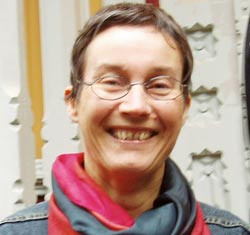 Sabine Maria Leh hedres for sin forskningspresentasjon. Foto Den norske patologforening