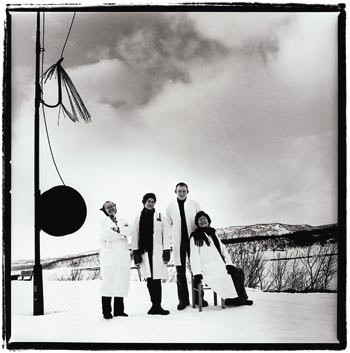 En lege og en fotograf reiser rundt i landet for &aring; portrettere leger.