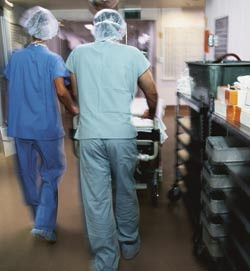 Kolleger b&oslash;r snakke med hverandre etter &aring; ha opplevd pasientskader, konkluderer norsk studie. Illustrasjonsfoto