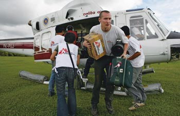 Leger Uten Grenser var raskt ute med hjelp til de rammede i Aceh-provinsen. Foto Francesco Zizola/Leger Uten Grenser