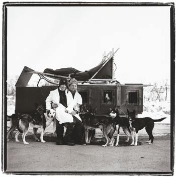 En lege og en fotograf reiser rundt i landet for &aring; portrettere leger.