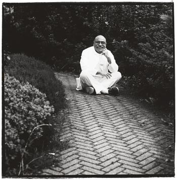 En lege og en fotograf reiser rundt i landet for &aring; portrettere leger.