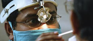 Personer screenes av ikke-medisinsk personell og unders&oslash;kes av lege ved mistenkelige funn. Foto CORBIS/SCANPIX