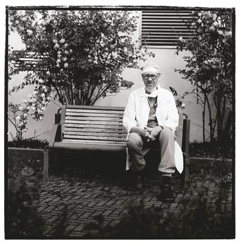 En lege og en fotograf reiser rundt i landet for &aring; portrettere leger.