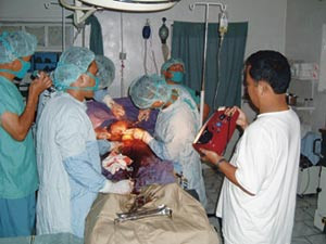 Keisersnitt i lommelyktlys og under enkle forhold. Foto Erik B&oslash;hler