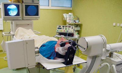 Figur 2  Pasienten er v&aring;ken og m&aring; kunne samarbeide under behandlingen for &aring; sikre at radiofrekvenselektroden er p&aring; rett plass