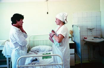 Mor med nyf&oslash;dt barn i samtale med legen. Foto E. Heiberg