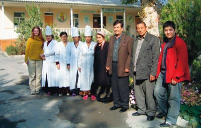 En av forfatterne med de ansatte ved en f&oslash;rstelinjeklinikk i Fergana-dalen. Til h&oslash;yre st&aring;r Jahongir Karimov, medisinstudent&hellip;