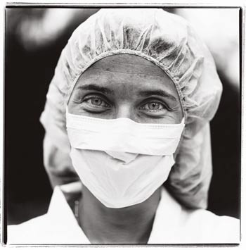 En lege og en fotograf reiser rundt i landet for &aring; portrettere leger.