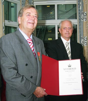 Ole-J&oslash;rgen Ohm (til venstre) ble nylig tildelt Kongens fortjenstmedalje i gull. Foto Silje Midttun, Helse Bergen