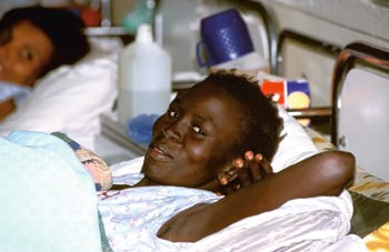 Denne kvinnen er en av mange som har f&aring;tt behandling for obstetrisk fistel ved en spesialklinikk i Addis Abeba. Foto WHO/P&hellip;