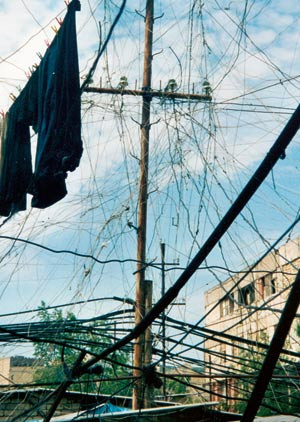 De flere hundre flyktningene i dette uferdige bygget i Baku henter seg sin egen str&oslash;mforsyning: Dette gir assosiasjoner til&hellip;