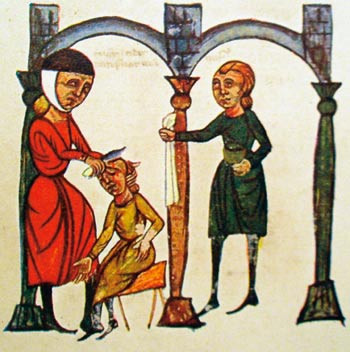 En antikk kirurg opererer kraniefraktur. Illustrasjon fra en kopi av manuskriptet Chirurgia fra &aring;r 1382 av Rolandus&hellip;