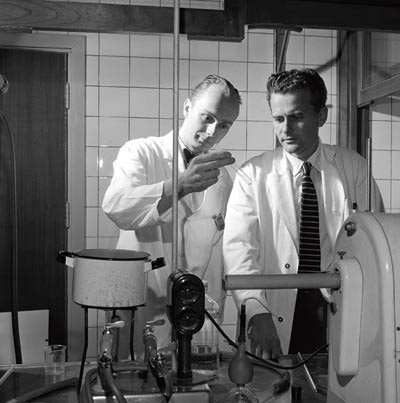 Figur 1  Lorentz Eldjarn (t.h.) og Alexander Pihl i laboratoriet i 1955. &laquo;Deres arbeid med str&aring;lebeskyttende stoffer har&hellip;